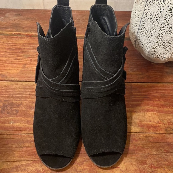 NWOB Lucky Brand Wedge Bootie with Peep Toe Size 9 - Picture 2 of 8